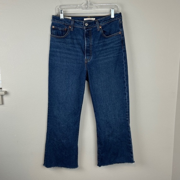 Levi’s Wedgie Straight Raw Hem Jeans - Picture 2 of 5